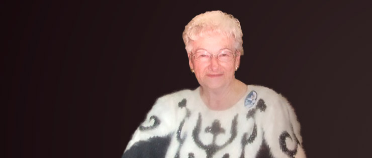 une personne dans un pull blanc et noir