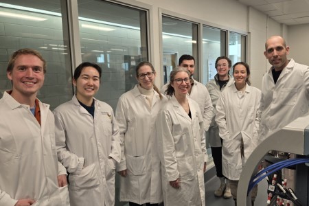 un groupe de personnes debout dans un labo