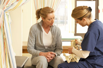 deux personnes assises dans une chambre d'hôpital