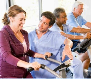 groupe de personnes sur les vélos d'exercice en gym