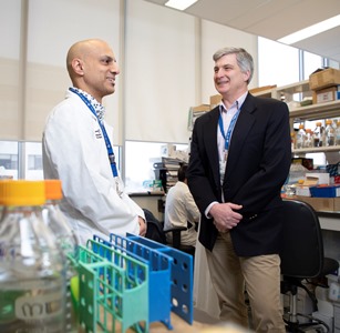 deux personnes dans un labo