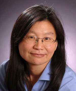 une personne avec des lunettes et une chemise bleue