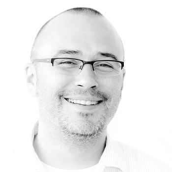 une personne en lunettes et une chemise blanche