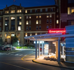 un bâtiment avec un panneau indiquant l'urgence