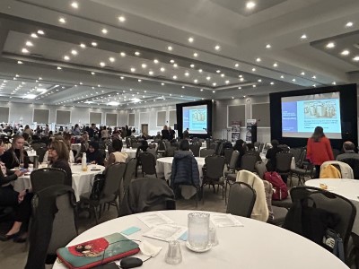 Salle de conférence avec table ronde