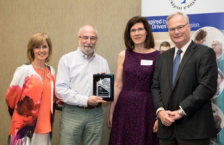un groupe de personnes debout à côté d'une bannière