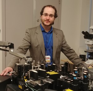 une personne en costume debout dans une laboratoire