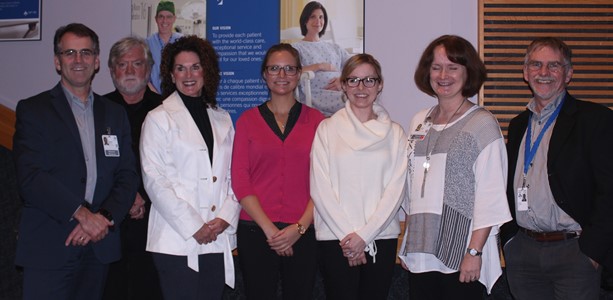 un groupe de personnes debout dans une chambre