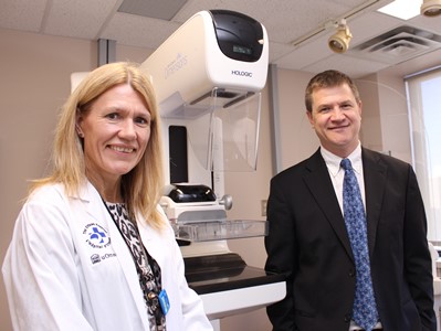 duex personnes debout dans une pièce