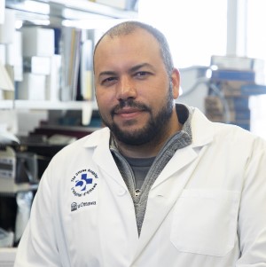 une personne dans un manteau de labo