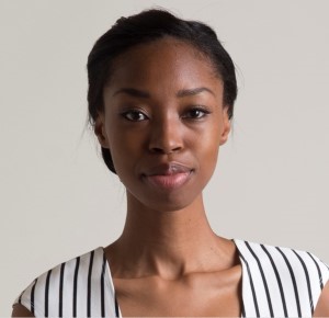 une personne dans un haut rayé avec un fond blanc