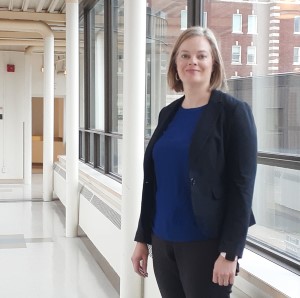 une personne debout dans une chambre avec une fenêtre
