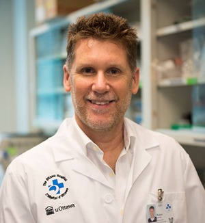 une personne dans un manteau de labo debout devant un comptoir