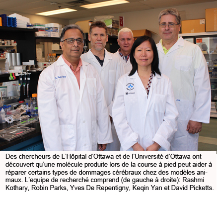 un groupe de personnes debout dans un labo