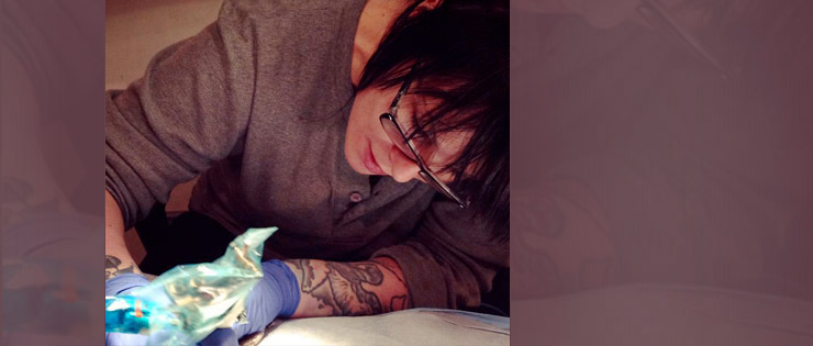 une personne se fait tatouer