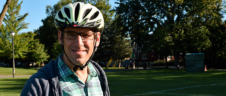 une personne portant un casque