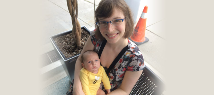 une personne tenant un bébé dans ses bras