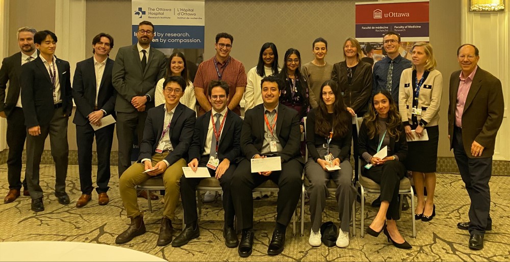 un groupe de personnes debout devant un écran