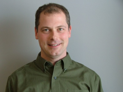 une personne debout devant un mur