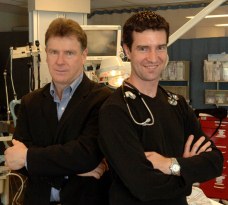 deux personnes debout dans le service des urgences d'un hôpital