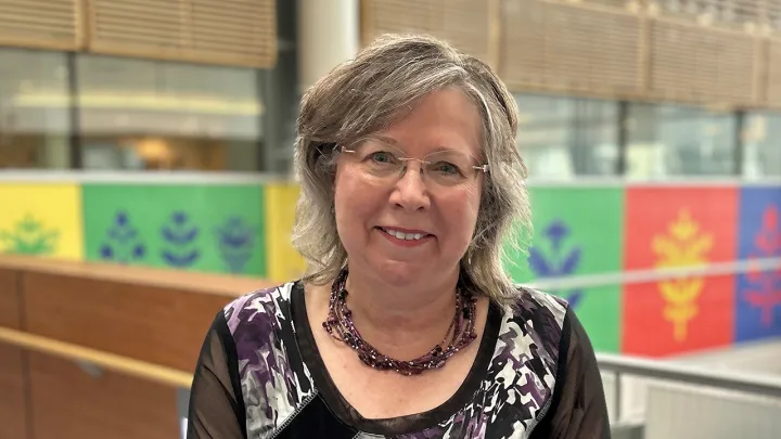 Une femme se tient dans un couloir d'hôpital