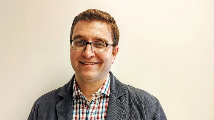 Un homme portant des lunettes