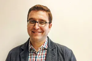 Un homme portant des lunettes